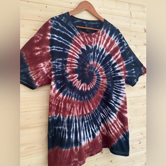 NEW GILDAN Unisex XL SoftStyle T-Shirt Garnet Black Tie Dye Spiral Pattern Retro - Picture 4 of 9